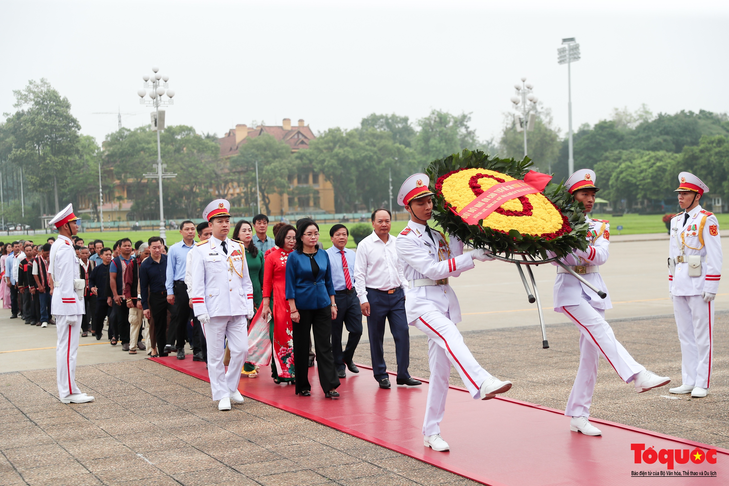 Đoàn đại biểu Già làng, Trưởng bản, Nghệ nhân các dân tộc Việt Nam báo công dâng Bác - Ảnh 8.